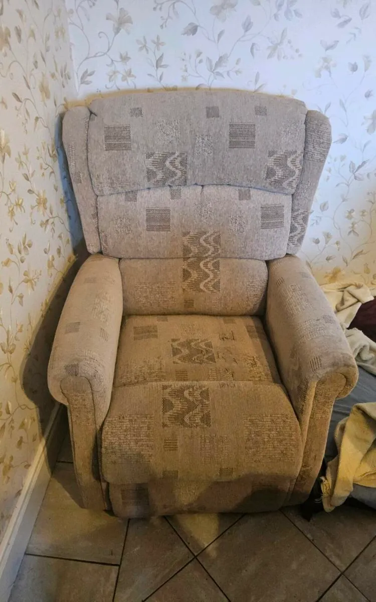 Riser recliner armchair