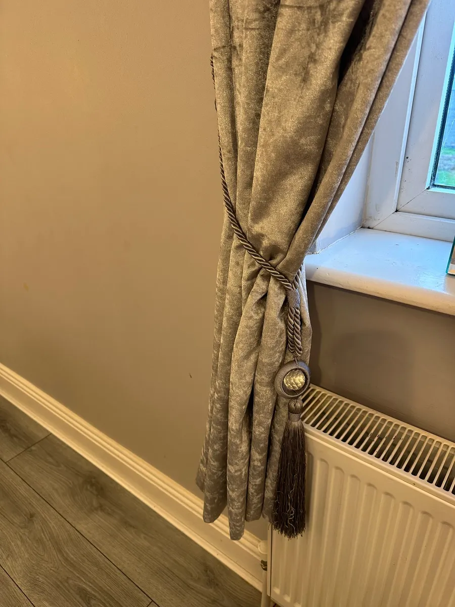 King Size Bed, Bedside Tables and Lamps - Image 4