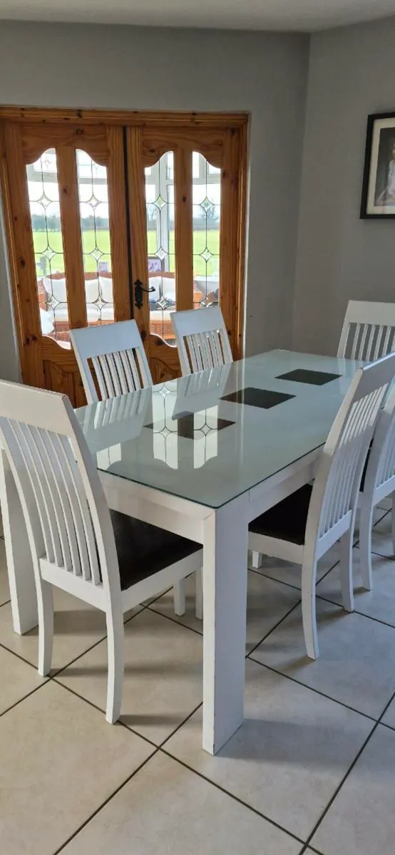 Table with glass top and 6 chairs - Image 1