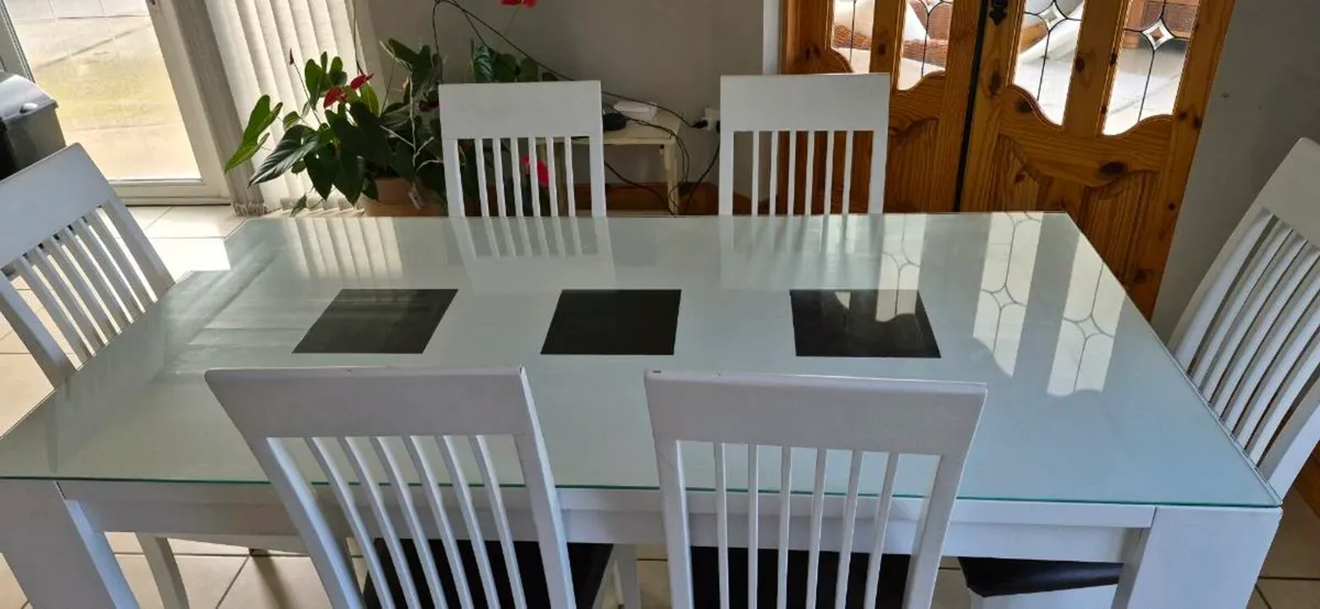 Table with glass top and 6 chairs - Image 2