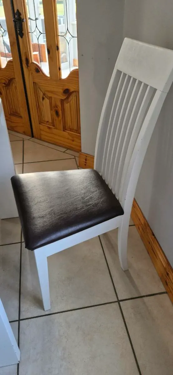 Table with glass top and 6 chairs - Image 3