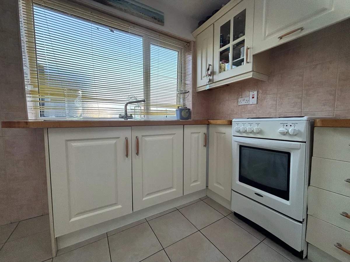 Kitchen units - Image 1