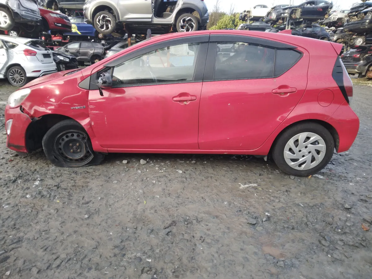 2016 Toyota Aqua for Breaking/Dismantling - Image 2