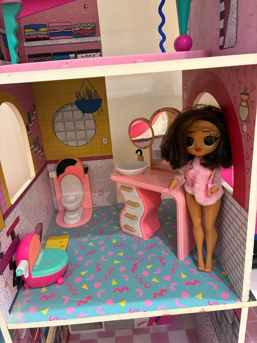 LOL large Doll house and some accessories - Image 2