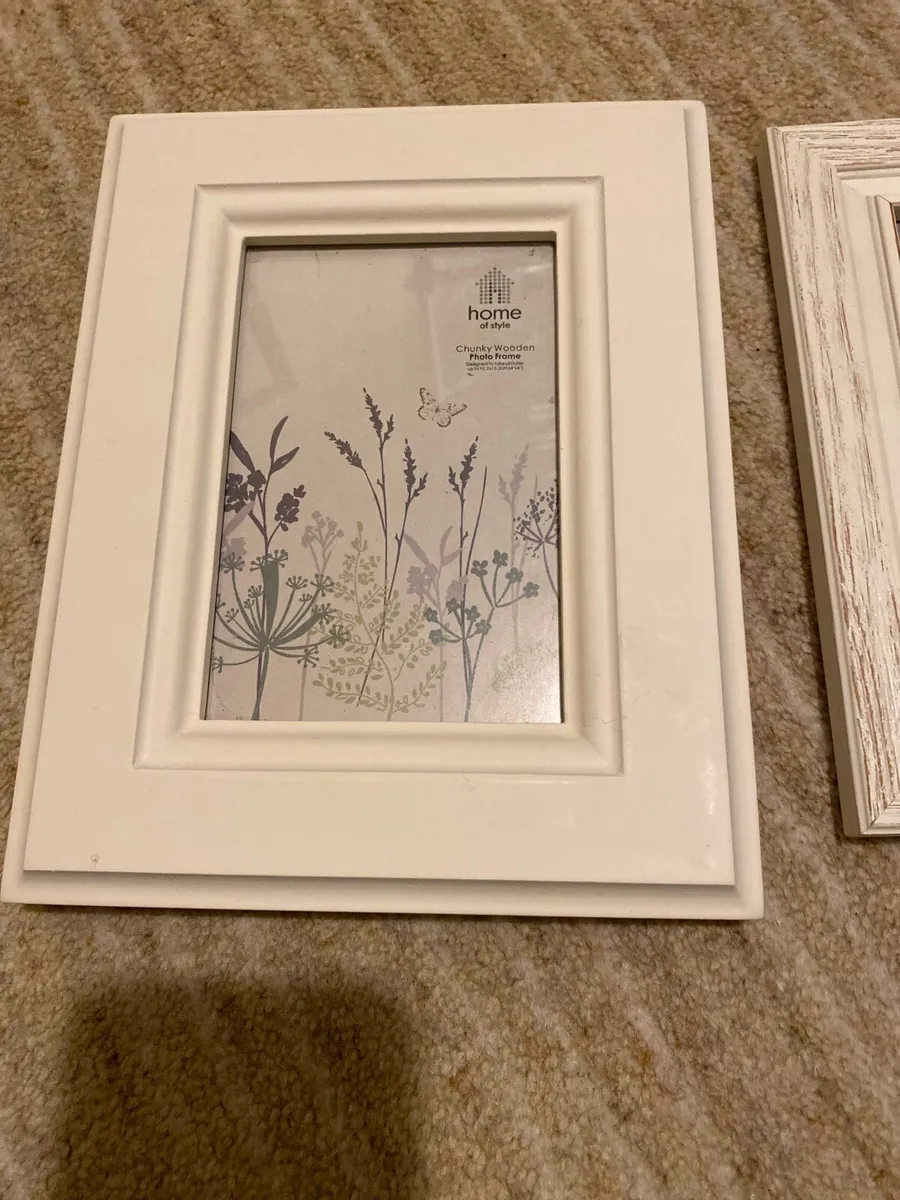 3 cream photos frames 6x4 - Image 1
