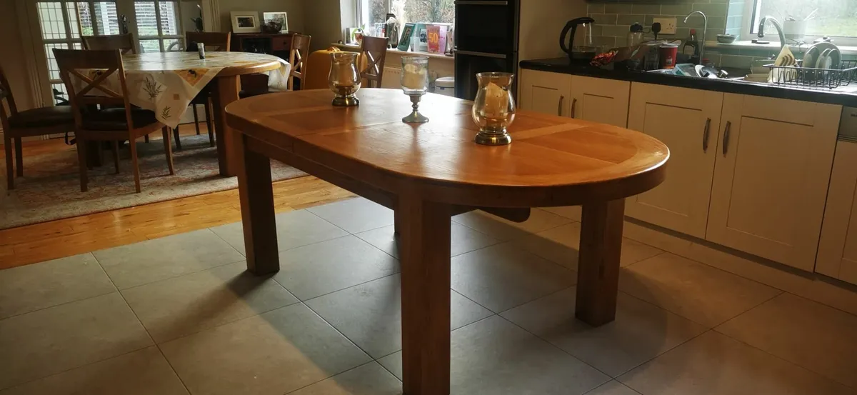 Dining room table - Image 1