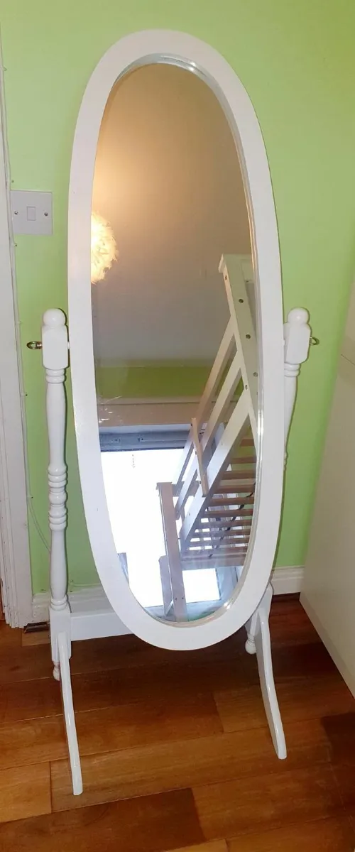 Free-Standing White Mirror – €15