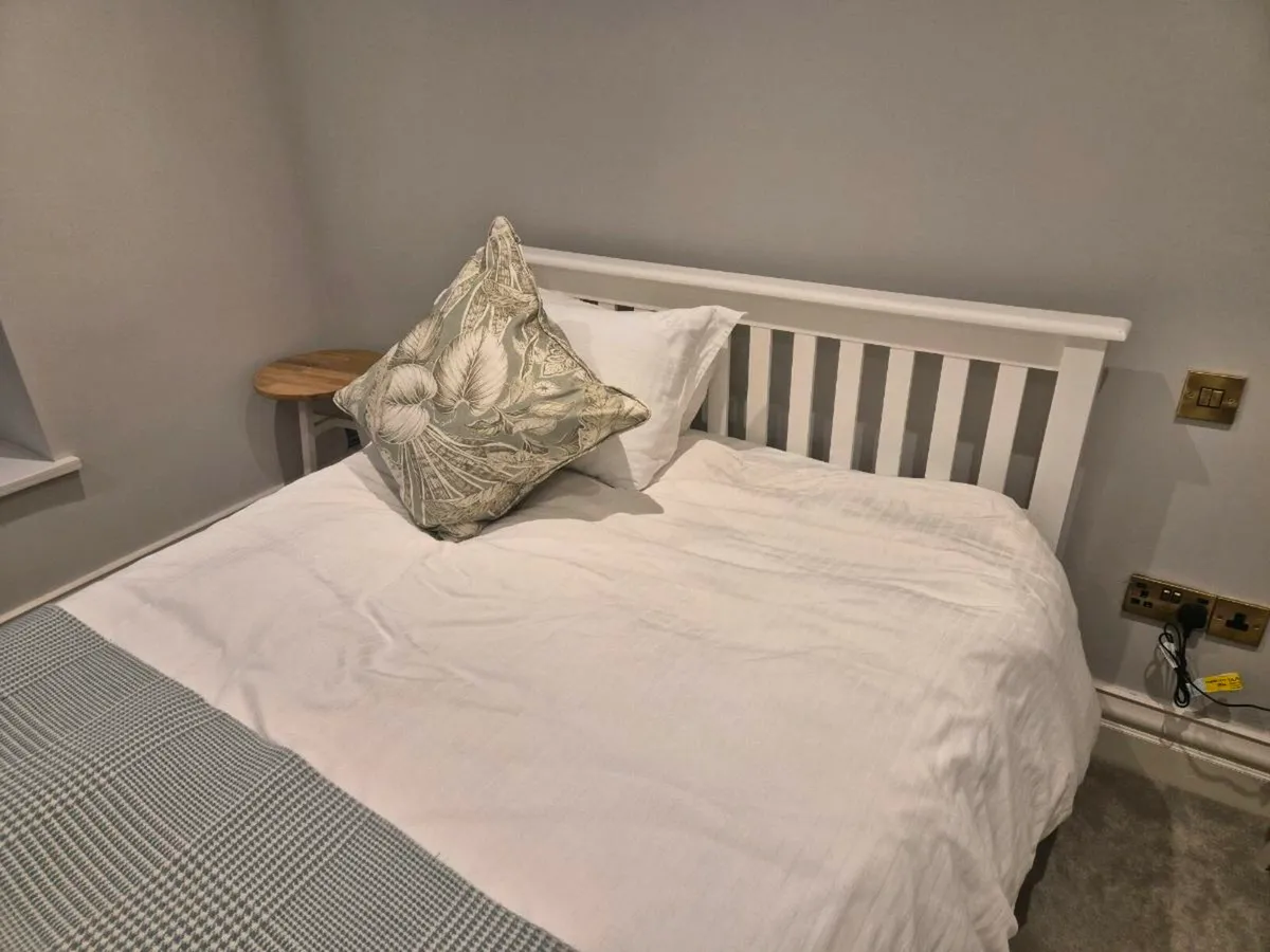 Bed 4ft6 (frame and mattress) - Image 1