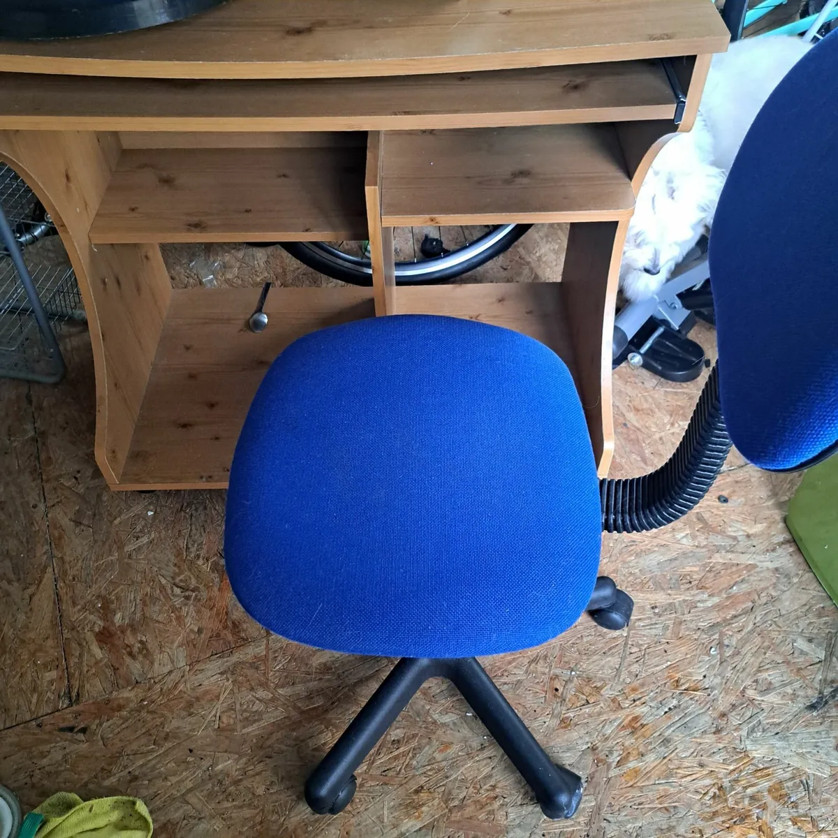 Office table and chair - Image 2