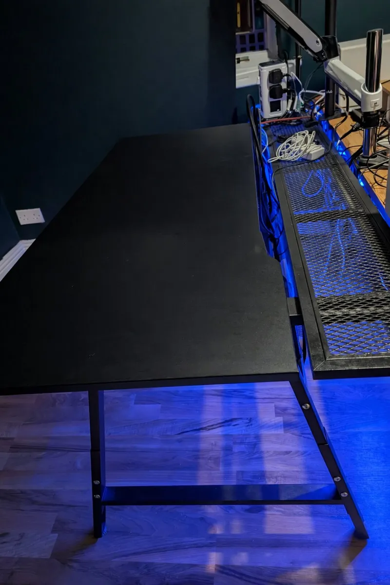 UTESPELARE Gaming desk - Image 1