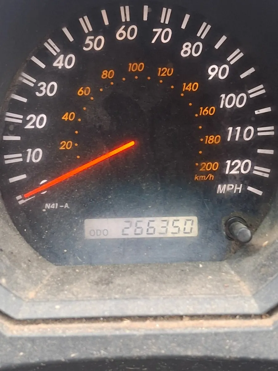 Toyota Hilux automatic - Image 4