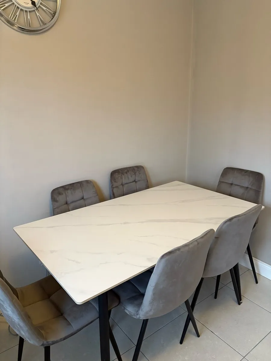 Dining table - Image 1