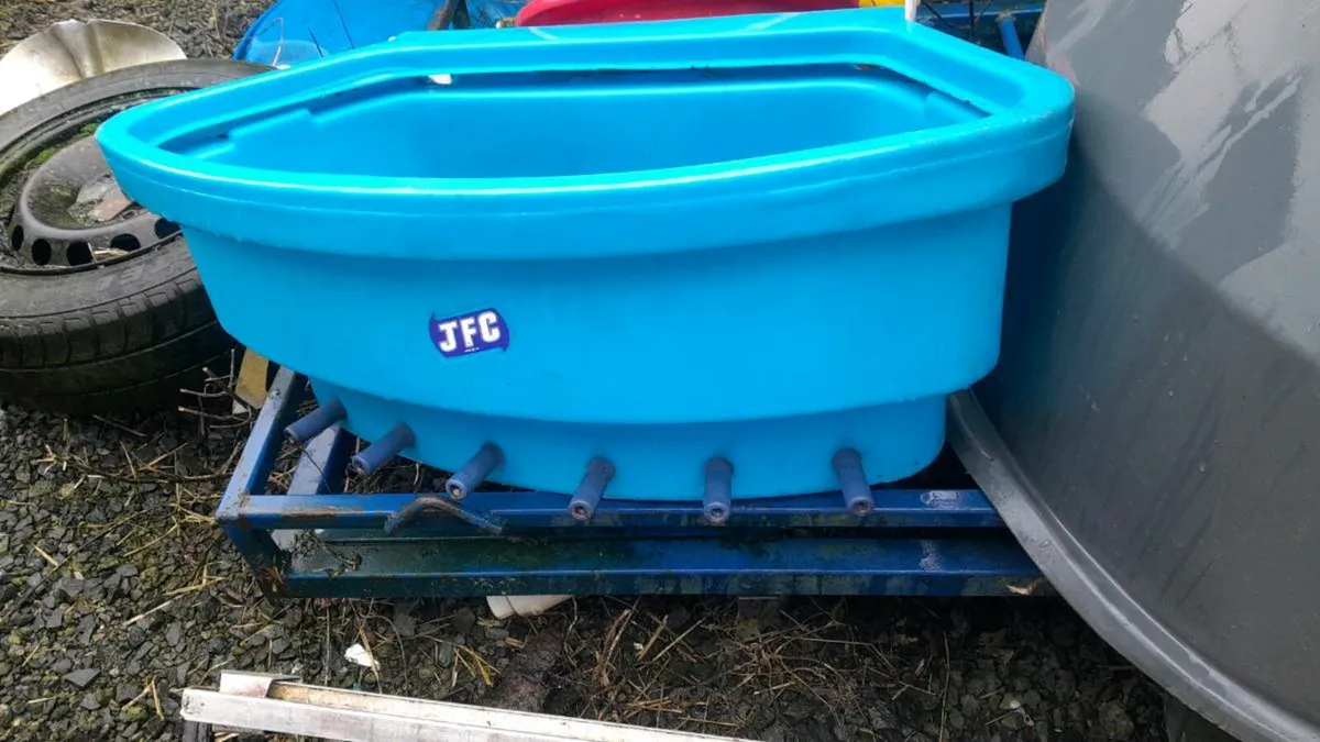 Calf feeders - Image 1