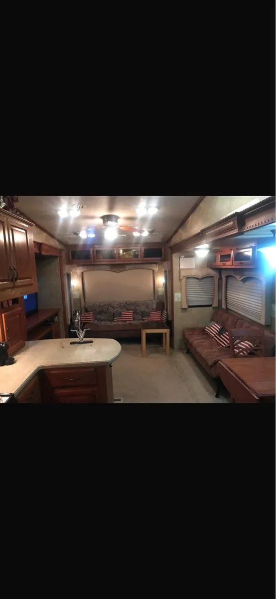 American 5th wheel caravan - Image 3