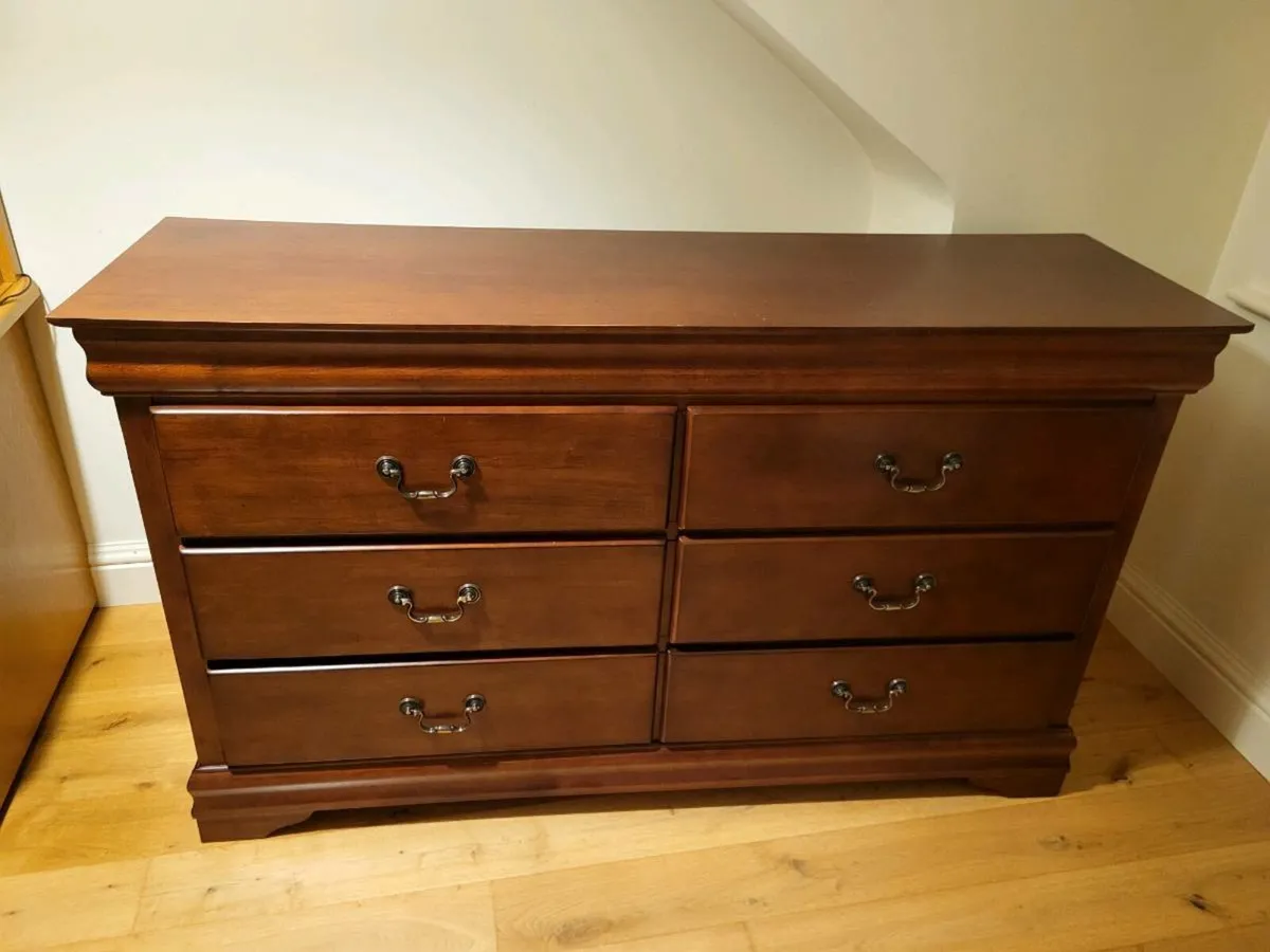 Sitting Room unit €180, Leather recliner €150 - Image 1