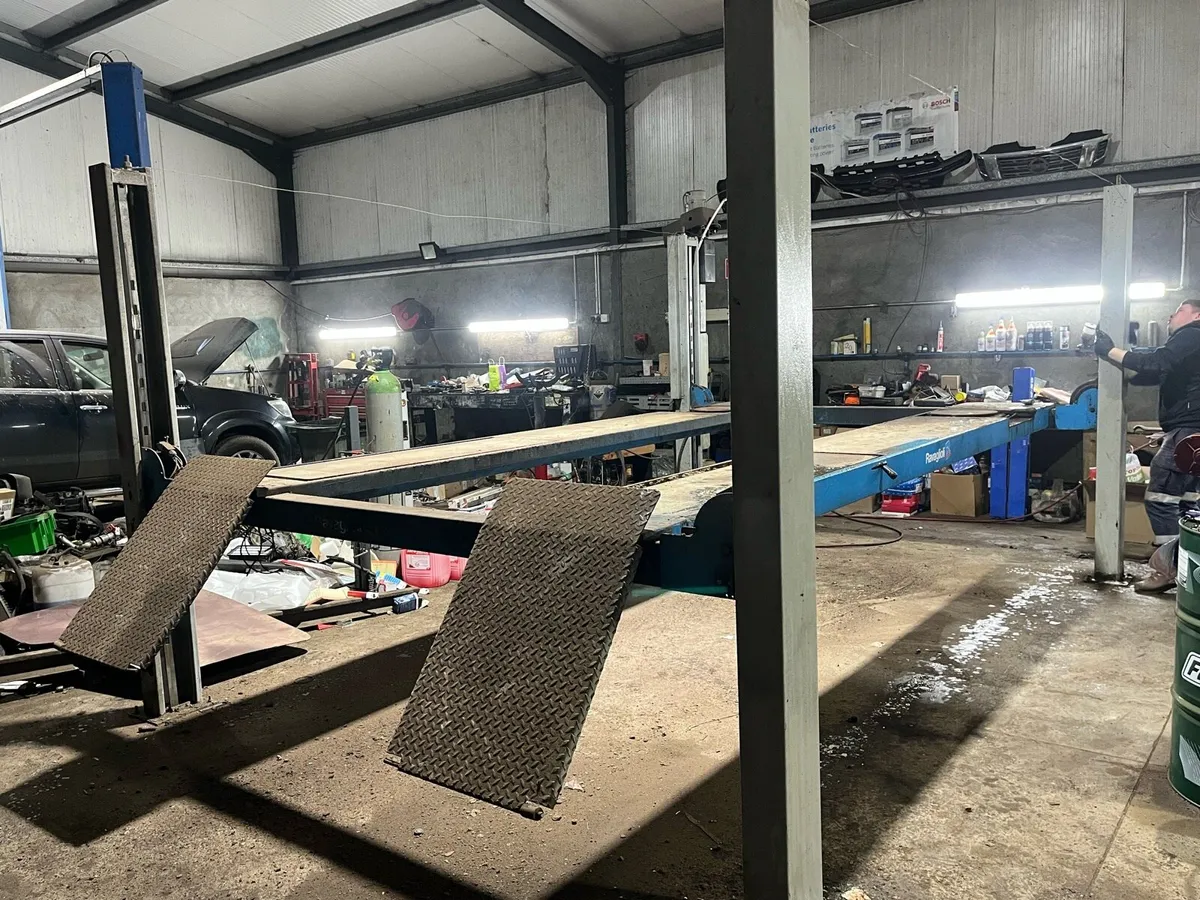 RAVAGLIOLI 4 POST 4 TONNE LIFT - Image 1