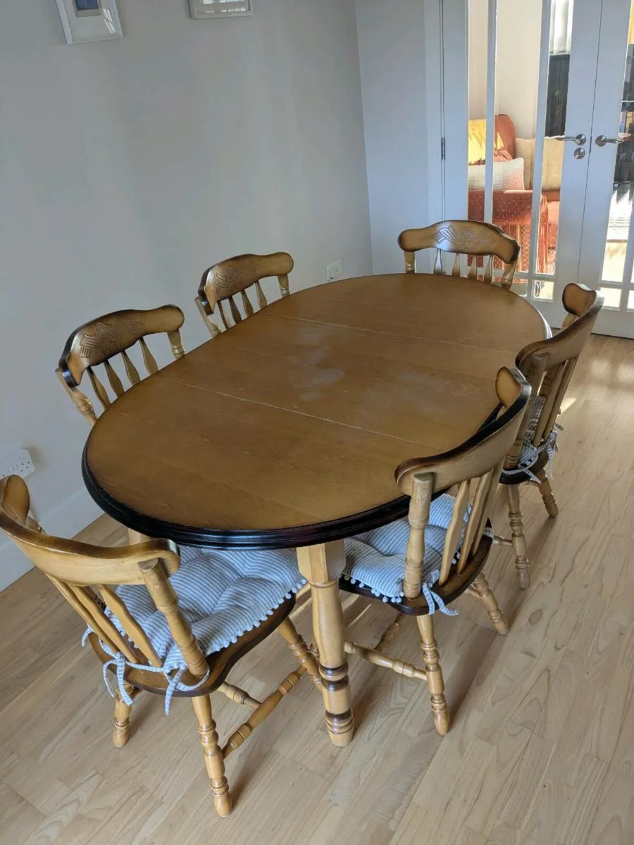 Kitchen table and chairs - Image 1