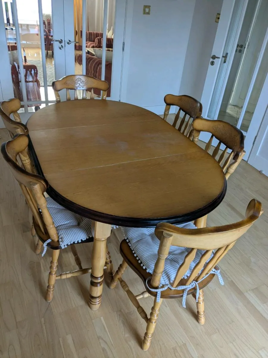 Kitchen table and chairs - Image 2