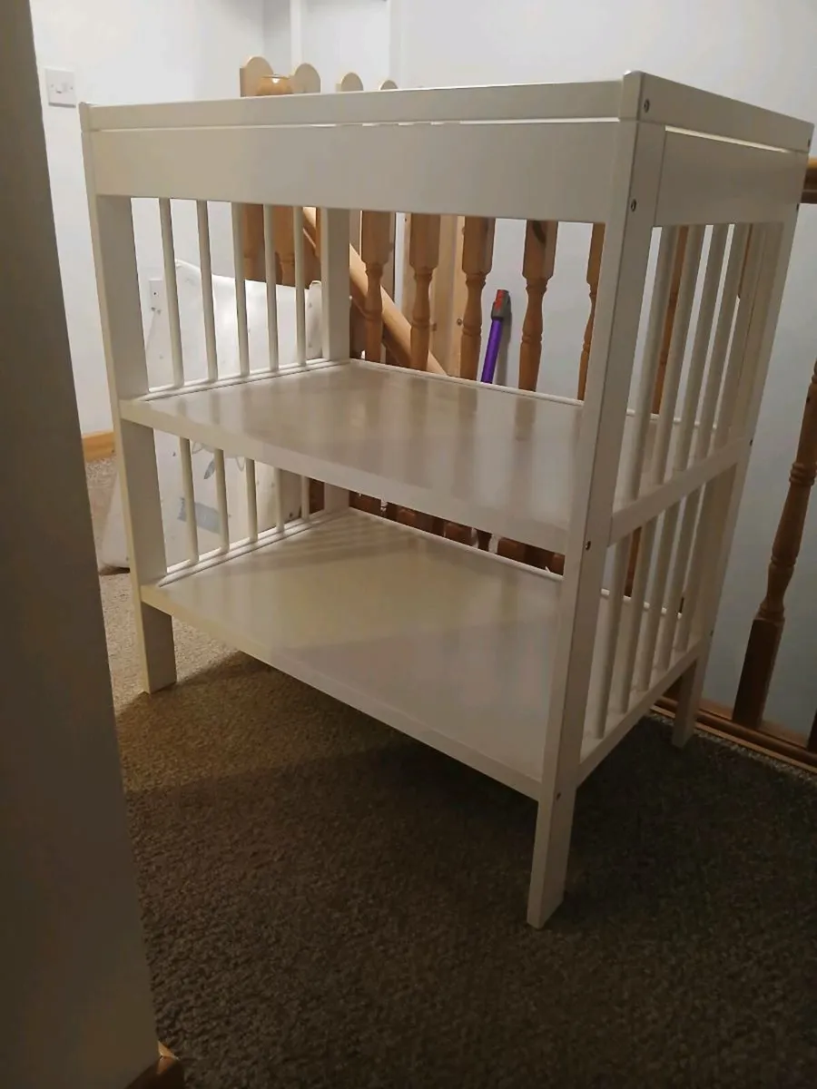 Baby changing table - Image 1