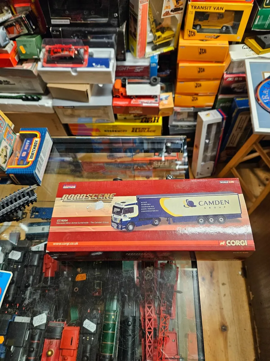 Corgi Mercedes Tractor Unit and Trailer - Image 4