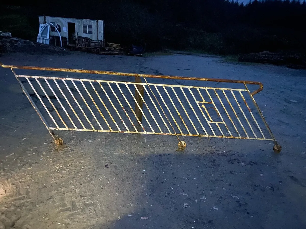 Stair railing - Image 1