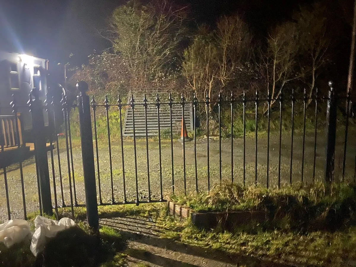 Iron decretive fence and fence poles - Image 2