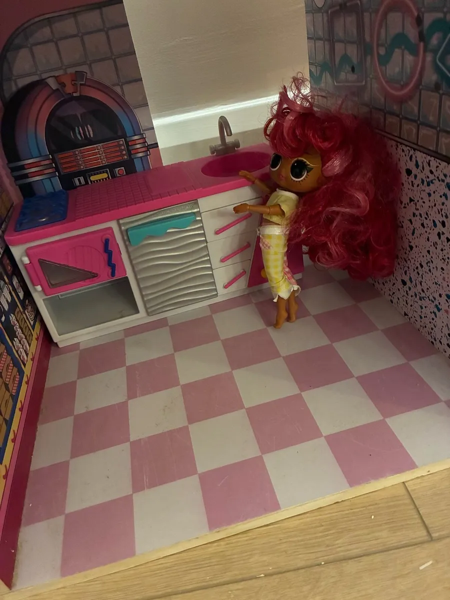 LOL large Doll house and some accessories - Image 4