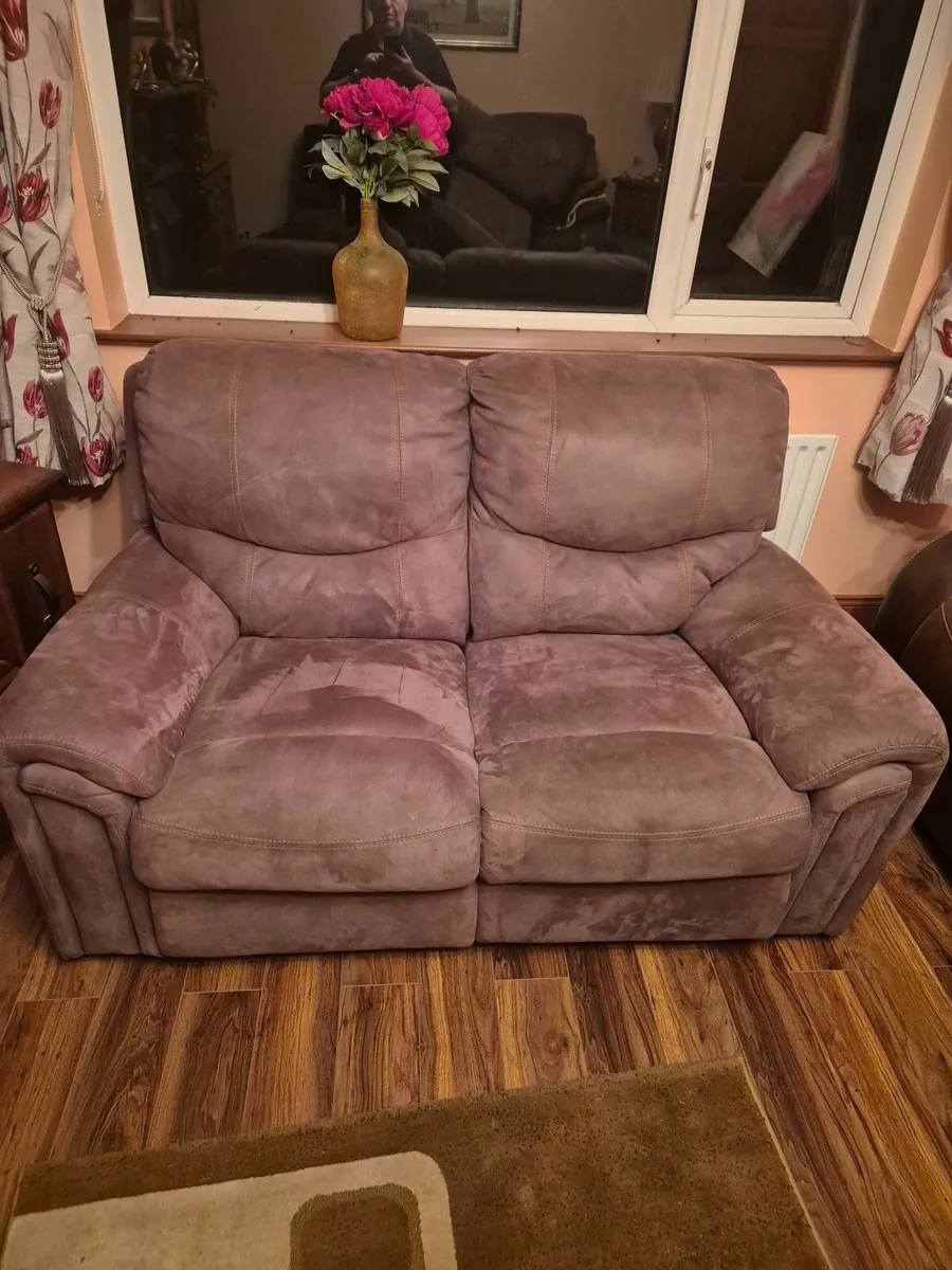 2 Seater sofa and 2 matching chairs - Image 1