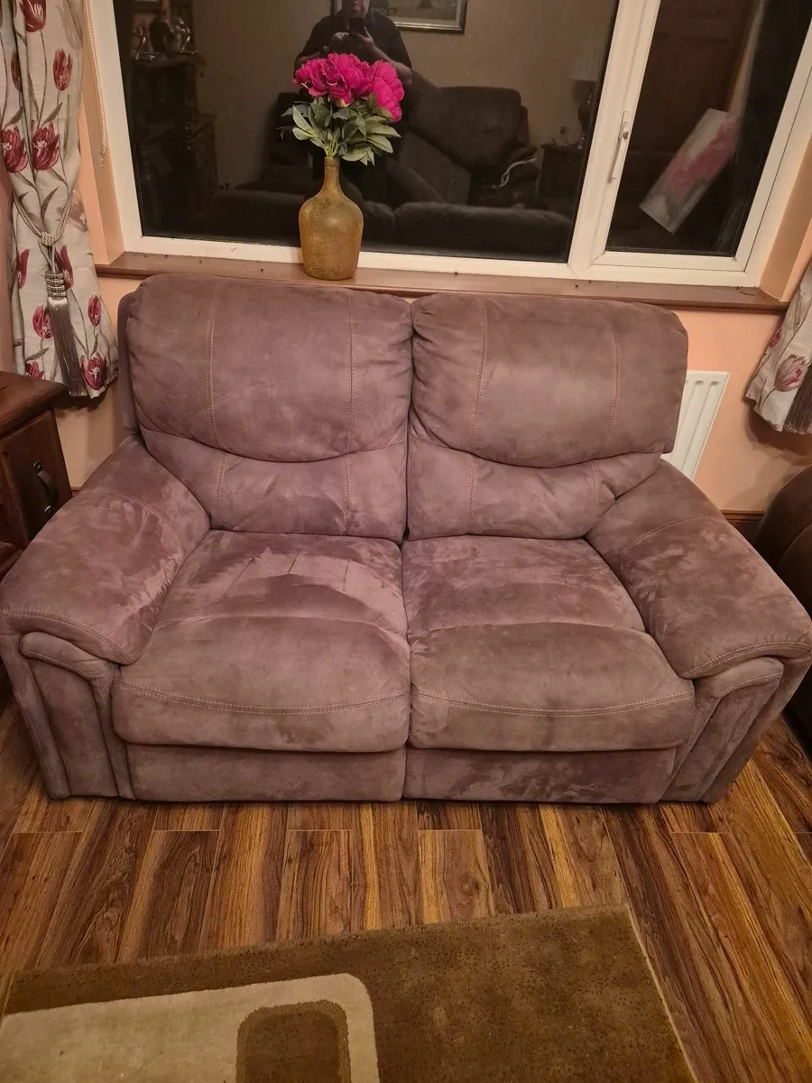 2 Seater sofa and 2 matching chairs - Image 4