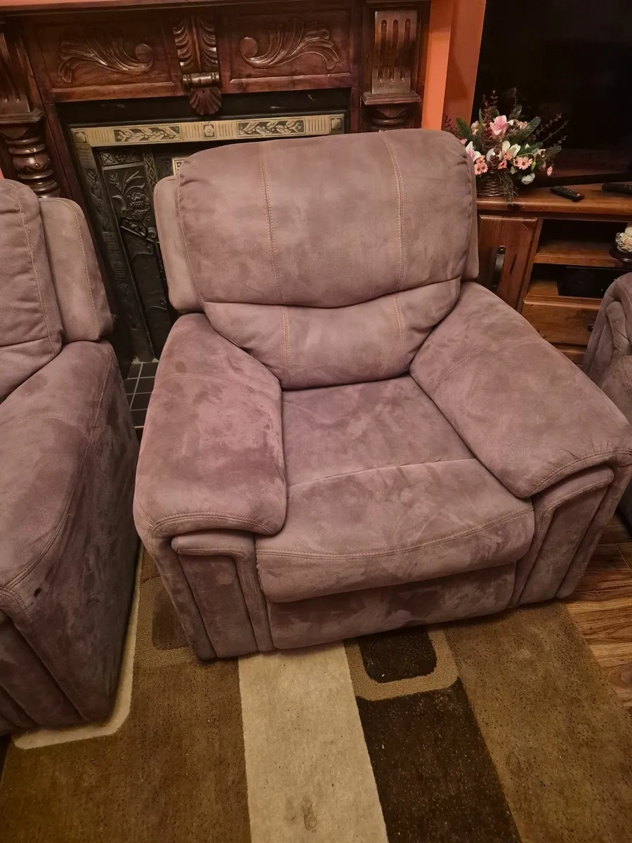 2 Seater sofa and 2 matching chairs - Image 2