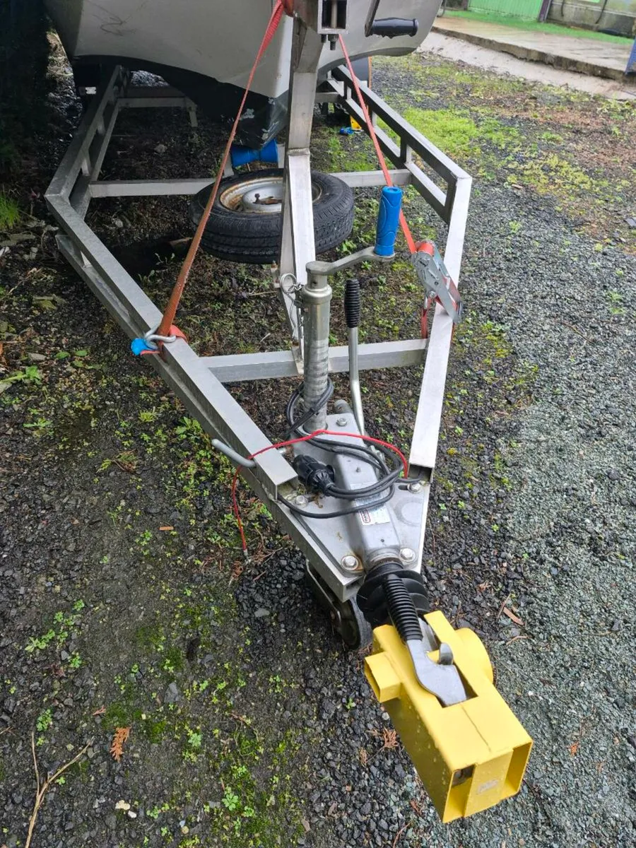 Boat. Trailer 15 hp yamaha - Image 2