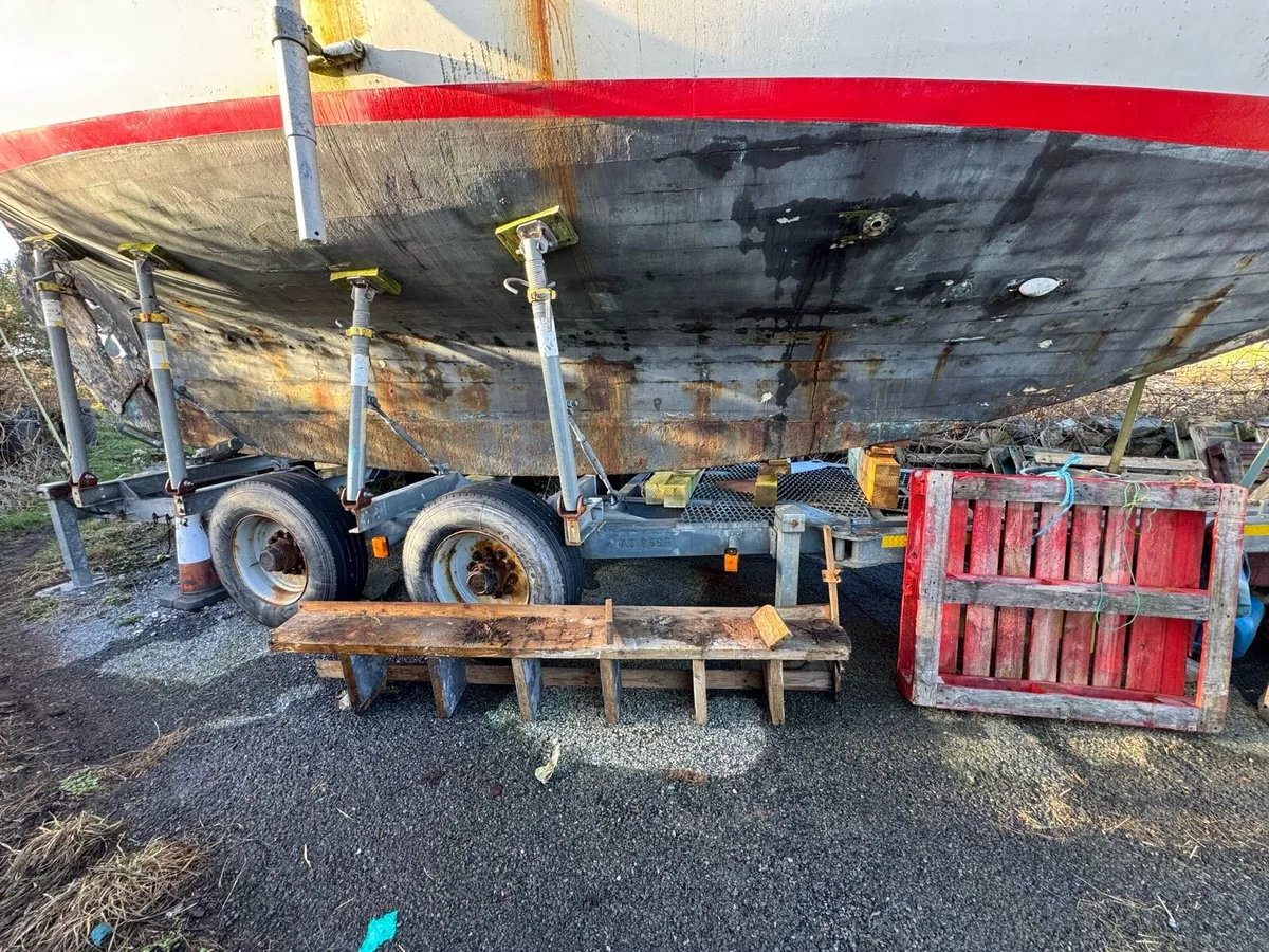 Classic Wooden Yacht - Image 3