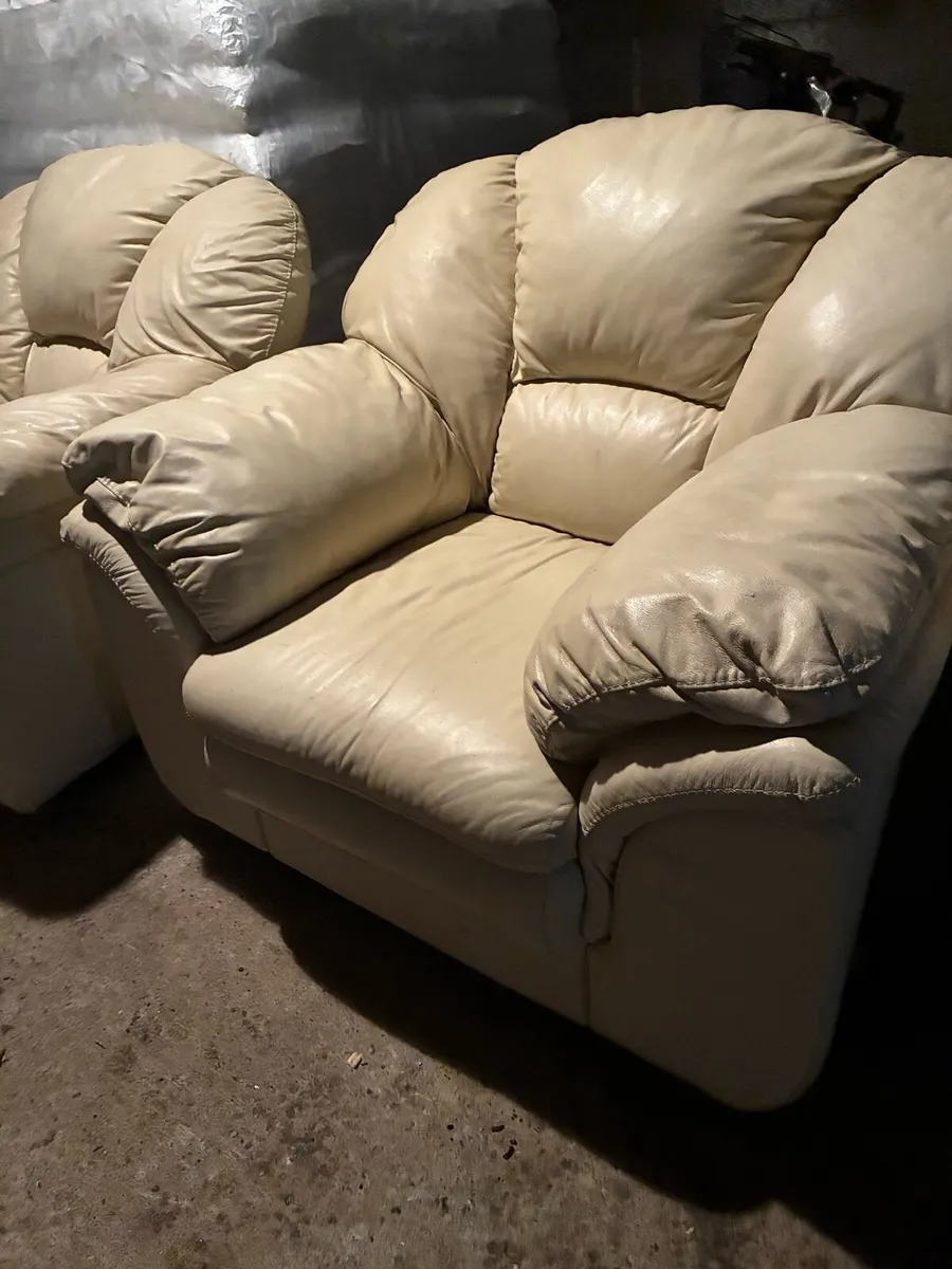 Sofa and two chairs - Image 3