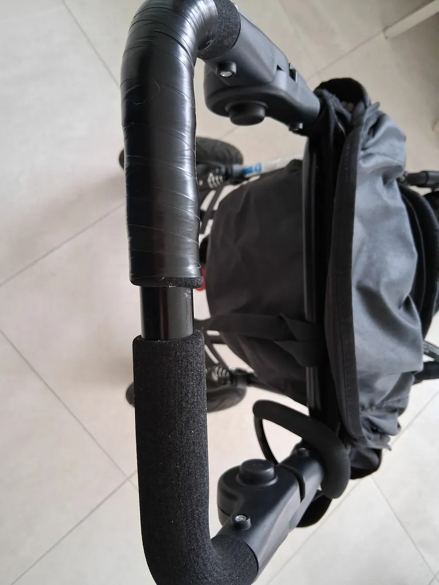 Out and about buggy with footmuff, babyinsert and - Image 4