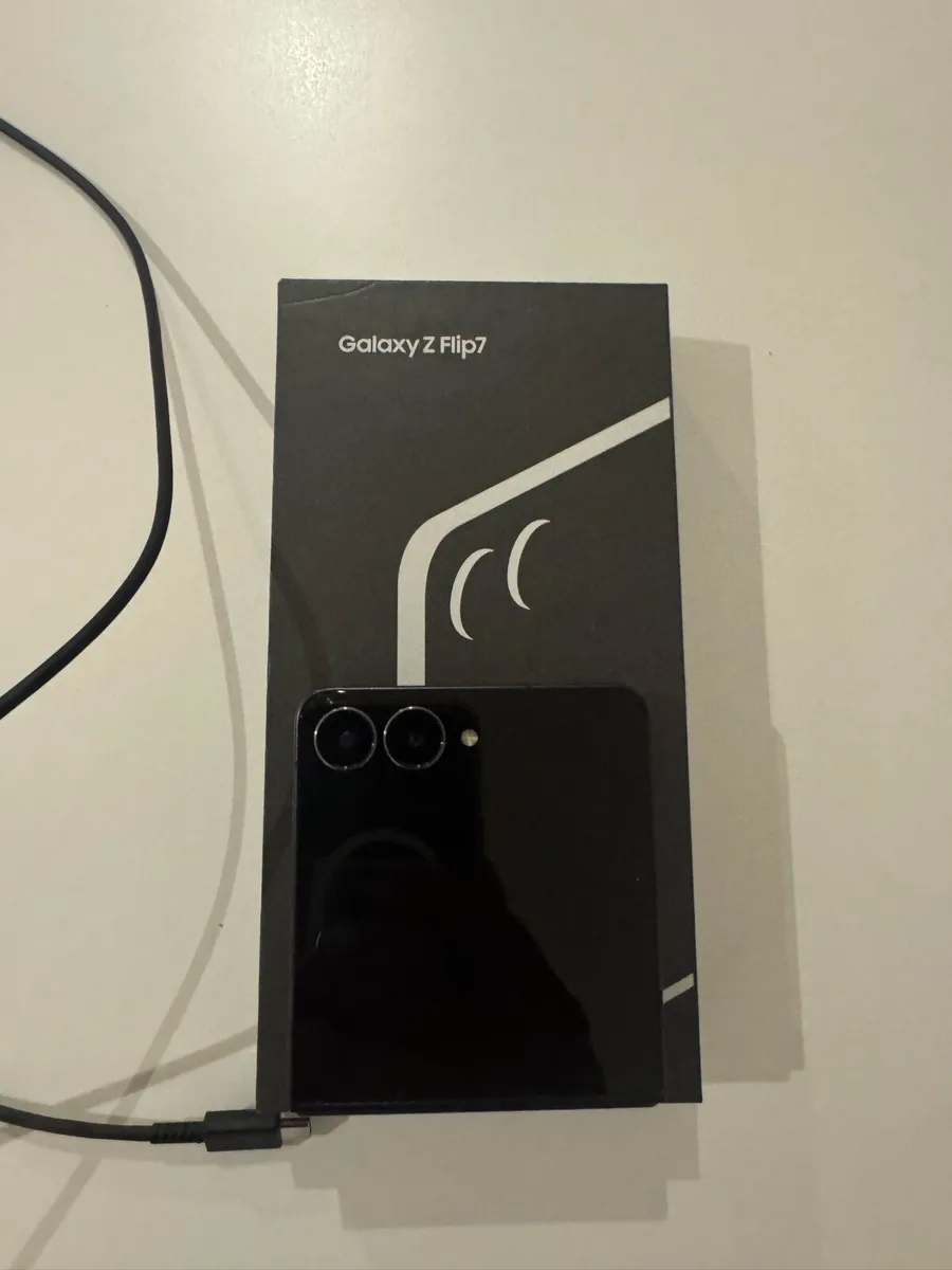 Samsung Galaxy Z Flip 7 - 256GB - Black Shadow - Image 1
