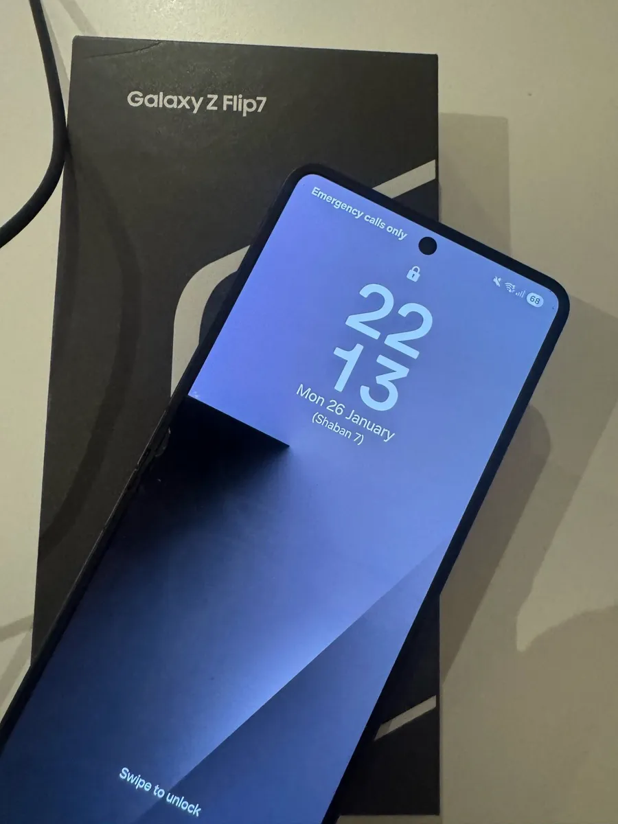 Samsung Galaxy Z Flip 7 - 256GB - Black Shadow - Image 2