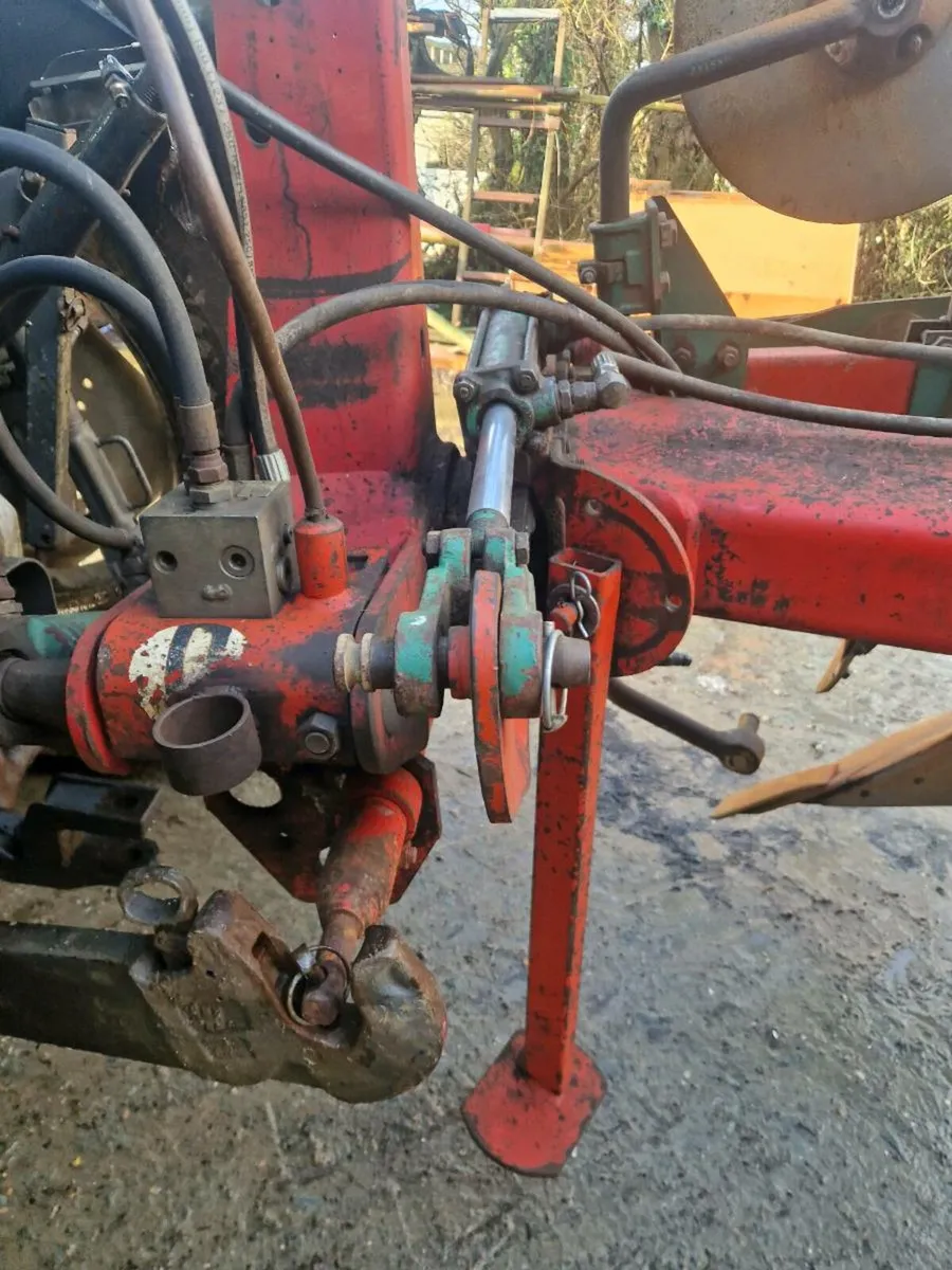 Kverneland plough - Image 4