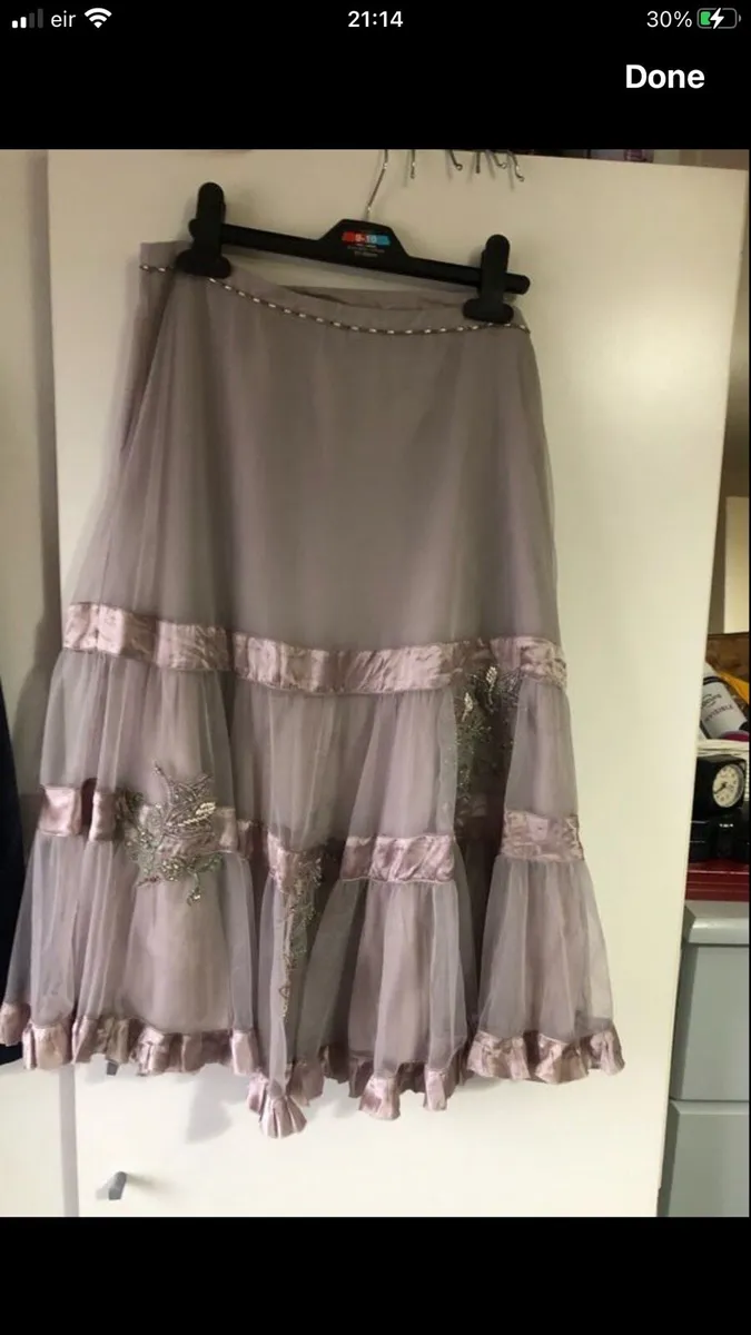 Ladies  stunning skirt size 10 €15 - Image 1