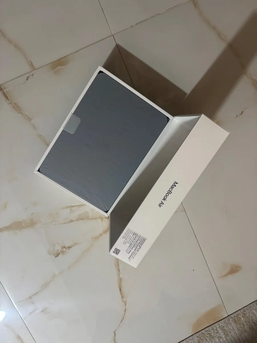 Apple MacBook Air 13.6 Inch | 2022 | M2 Chip - Image 1