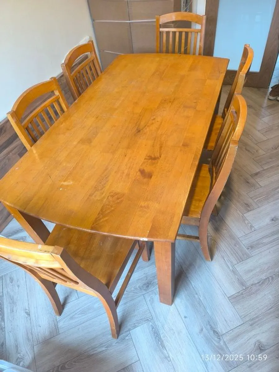 Table and 6 chairs - Image 1