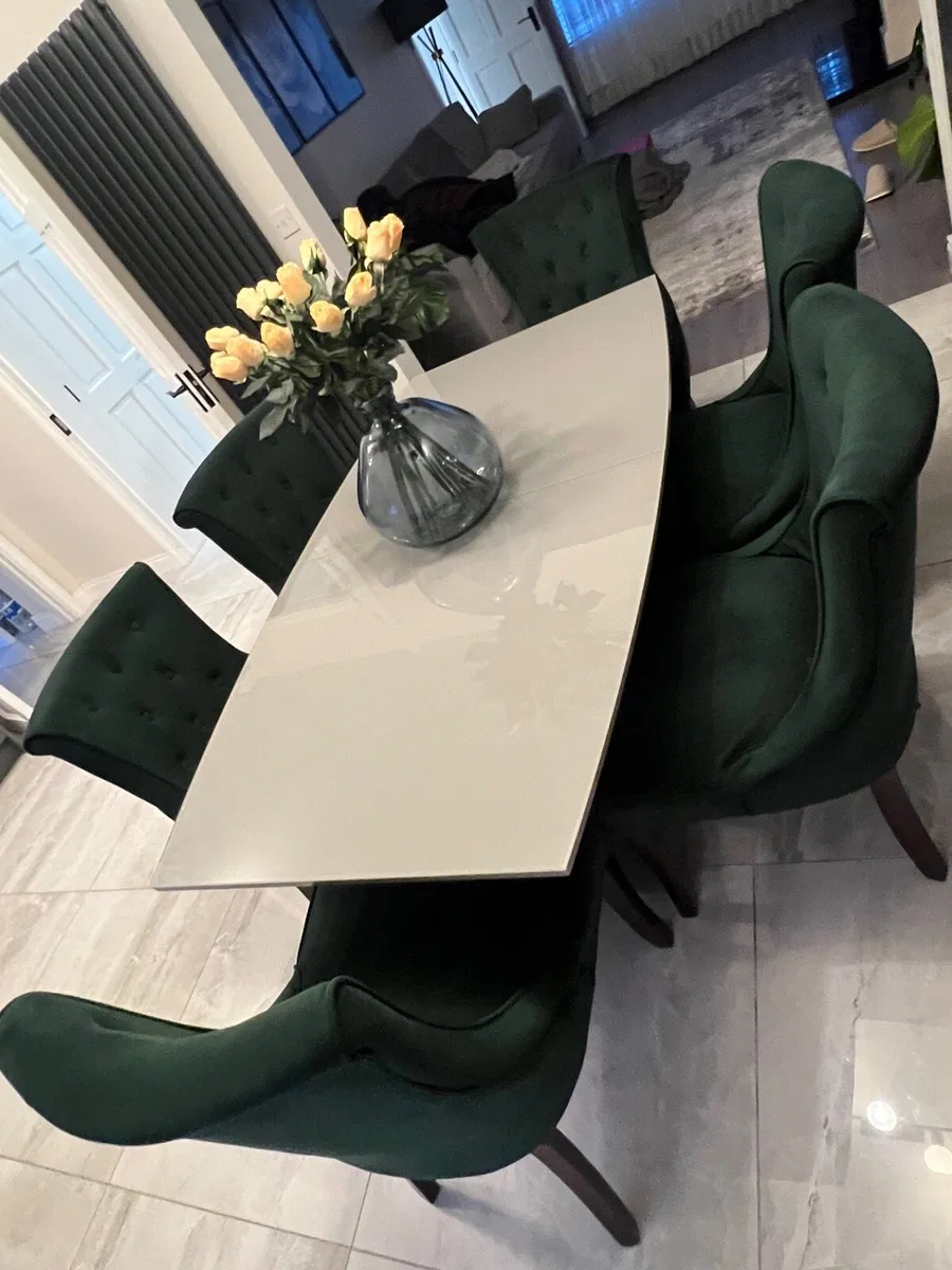 Table and 6 chairs like new - Image 1