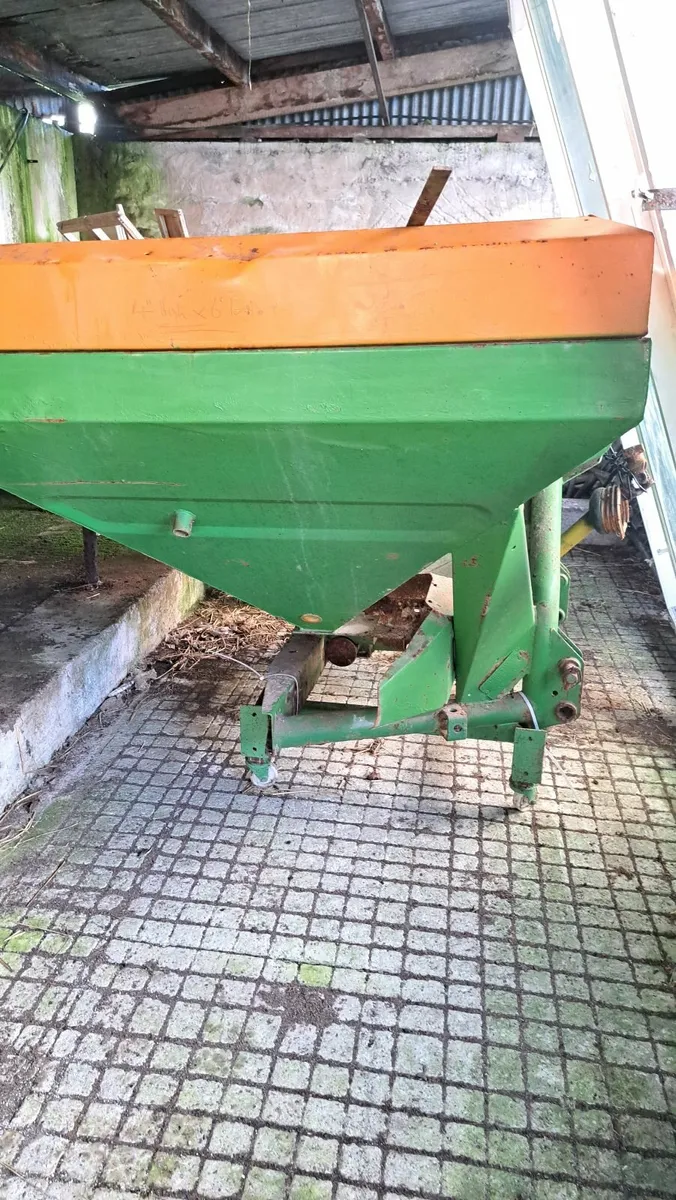 Fertiliser spreader - Image 1