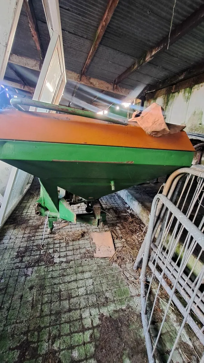 Fertiliser spreader - Image 3