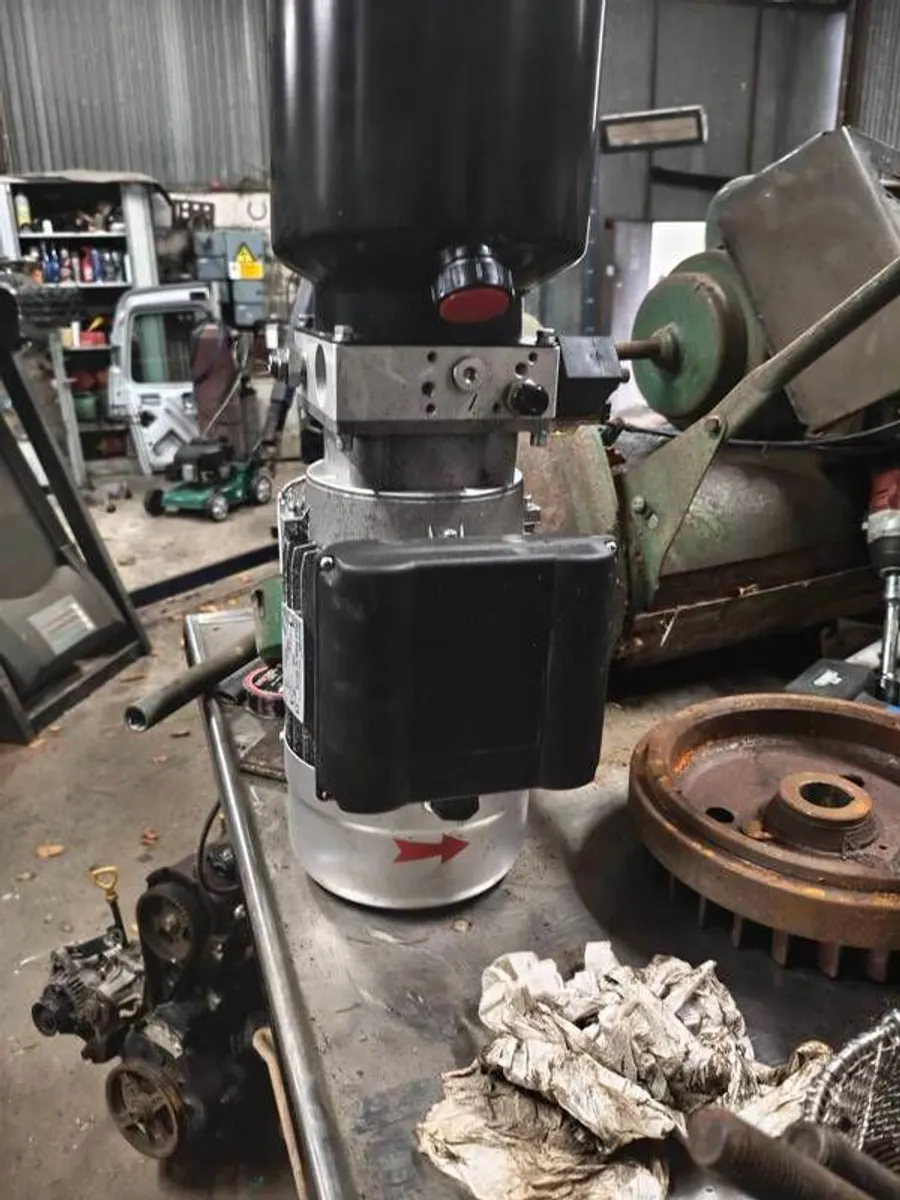 hydraulic motor and tank for 2post lift - Image 1