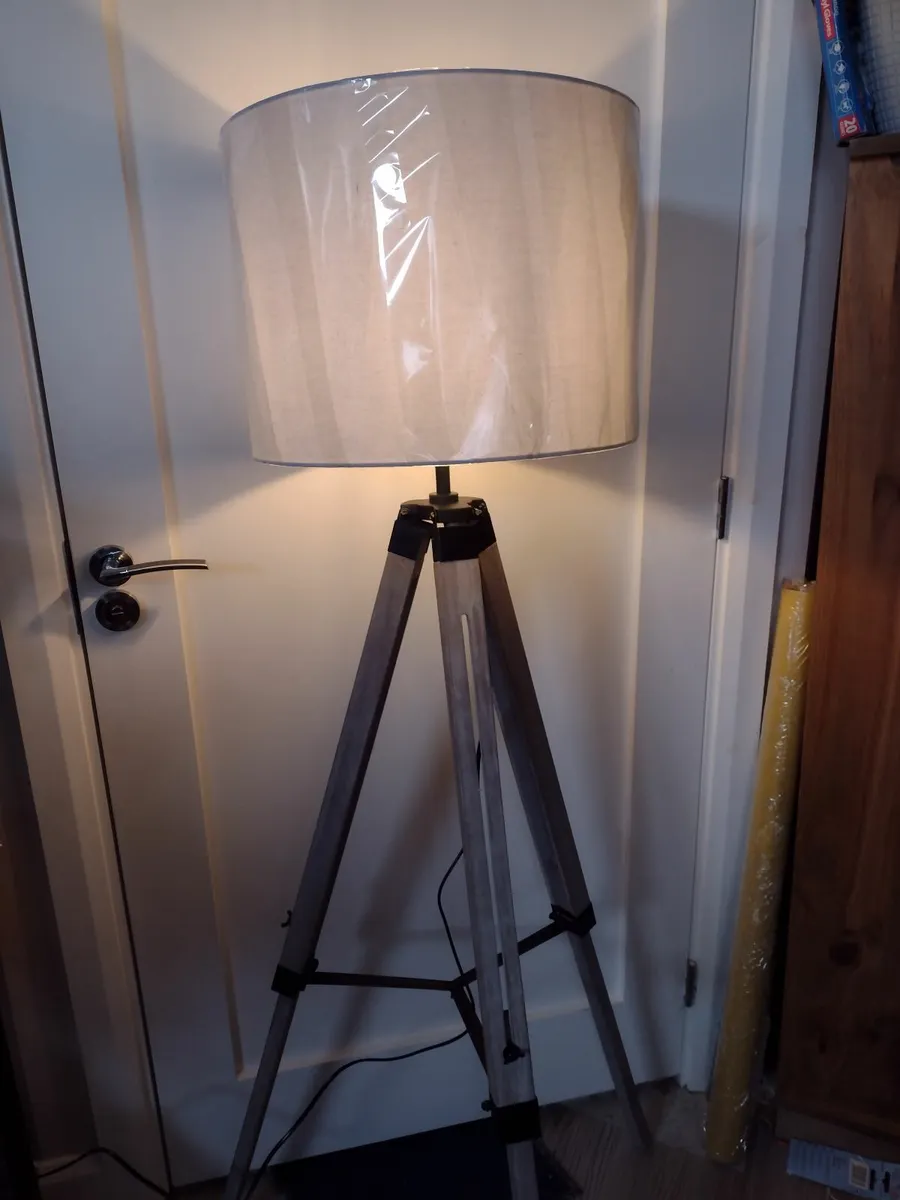 Brand new wooden tripod floor lamp - Image 1