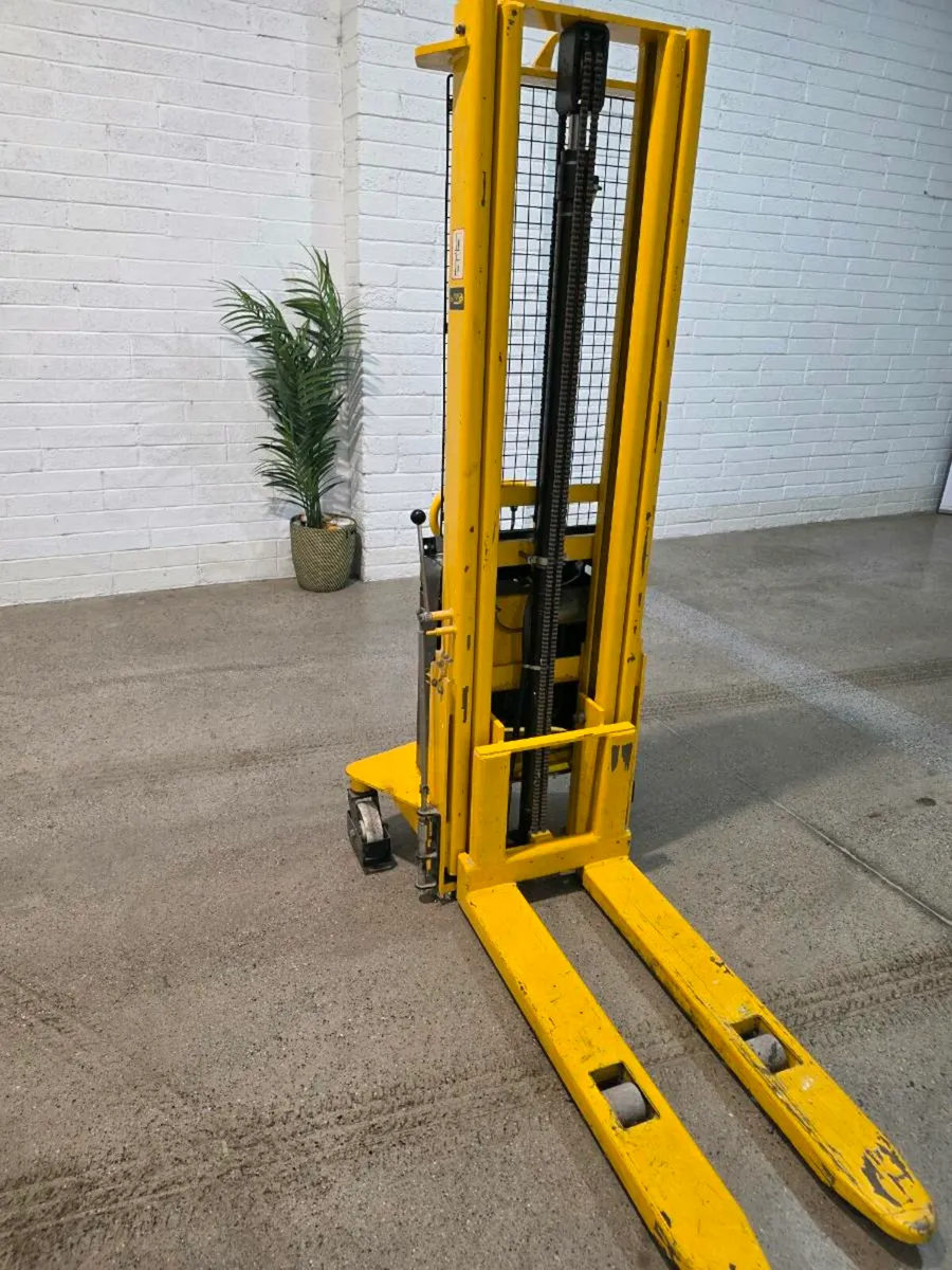 Pallet stacker - Image 1
