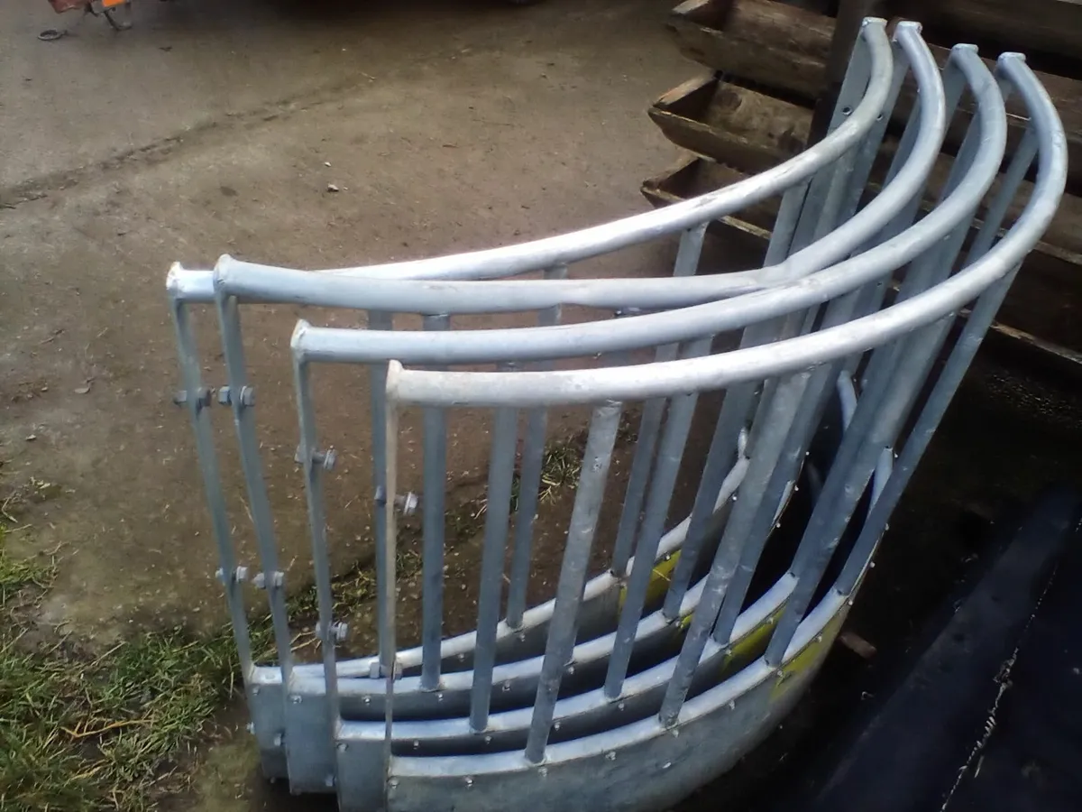 Sheep feeding and handling equipement - Image 2