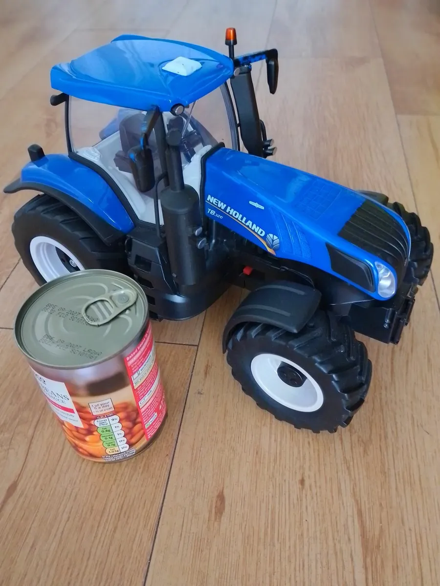 MAISTO NEW HOLLAND T8-320 TRACTOR. 1/16 SCALE. - Image 1