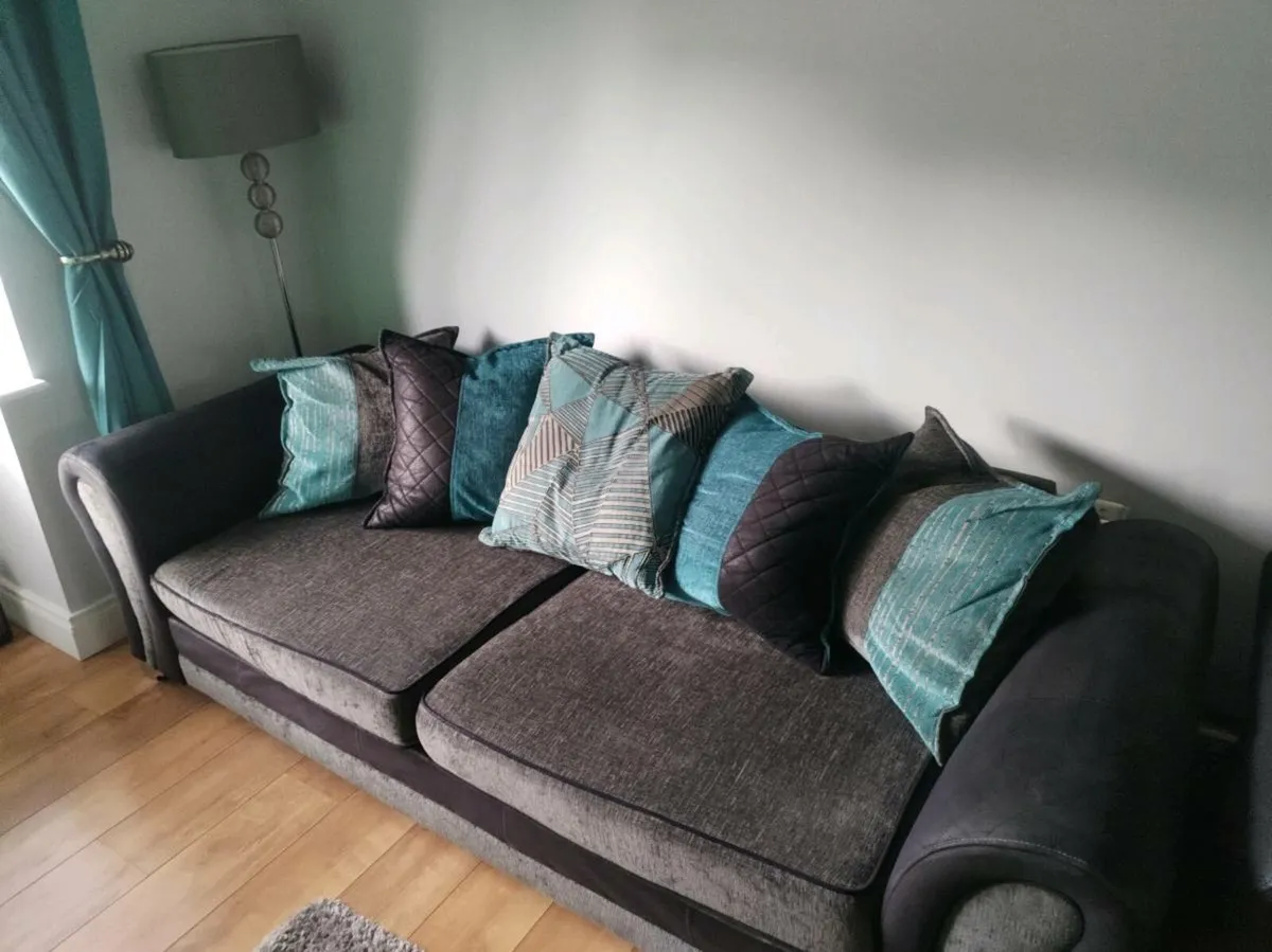 Suite of furniture 3 & 2 seater - Image 3