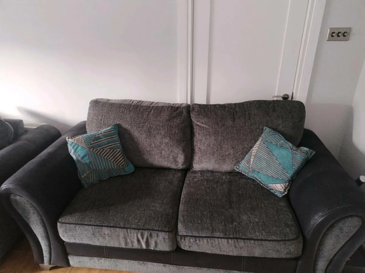 Suite of furniture 3 & 2 seater - Image 4